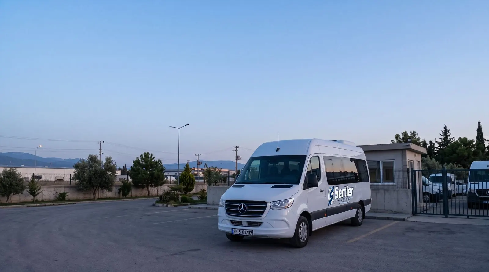 Torbalı, İzmir'de Sertler Turizm personel servisi minibüsü