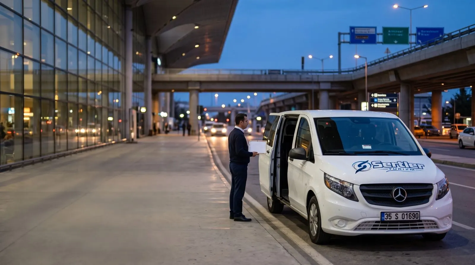 İzmir Adnan Menderes Havalimanı'nda Sertler Turizm VIP transfer aracı