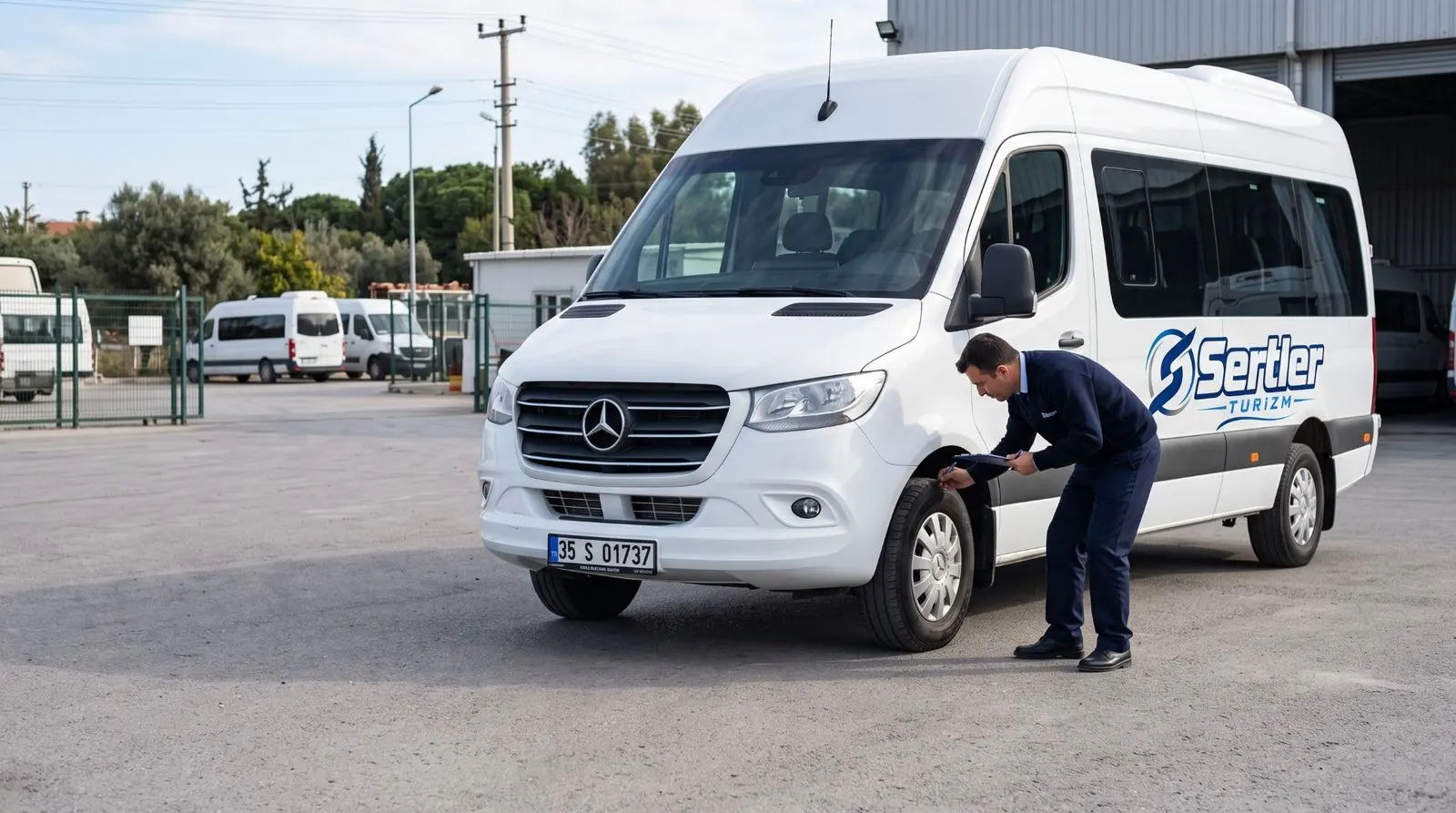 Sertler Turizm sürücüsü sefer öncesi araç güvenlik kontrolü yapıyor, İzmir