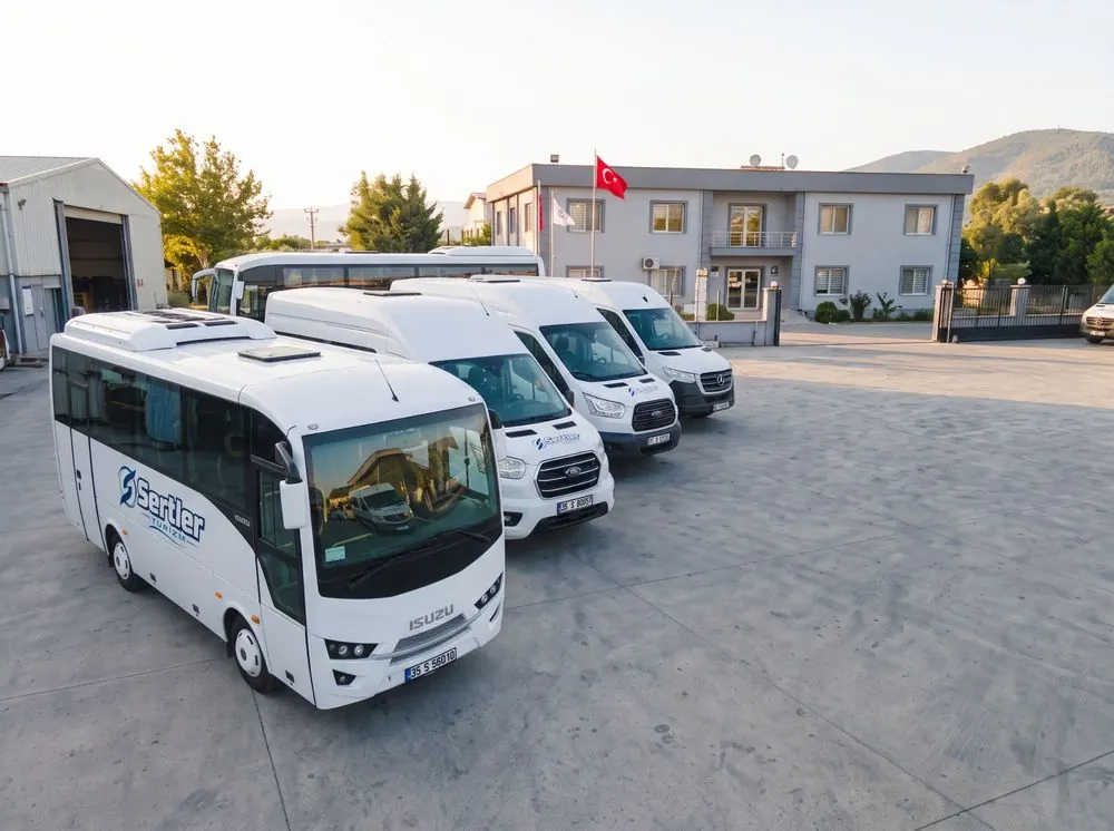 Torbalı, İzmir'deki Sertler Turizm tesisi ve servis araçları filosu