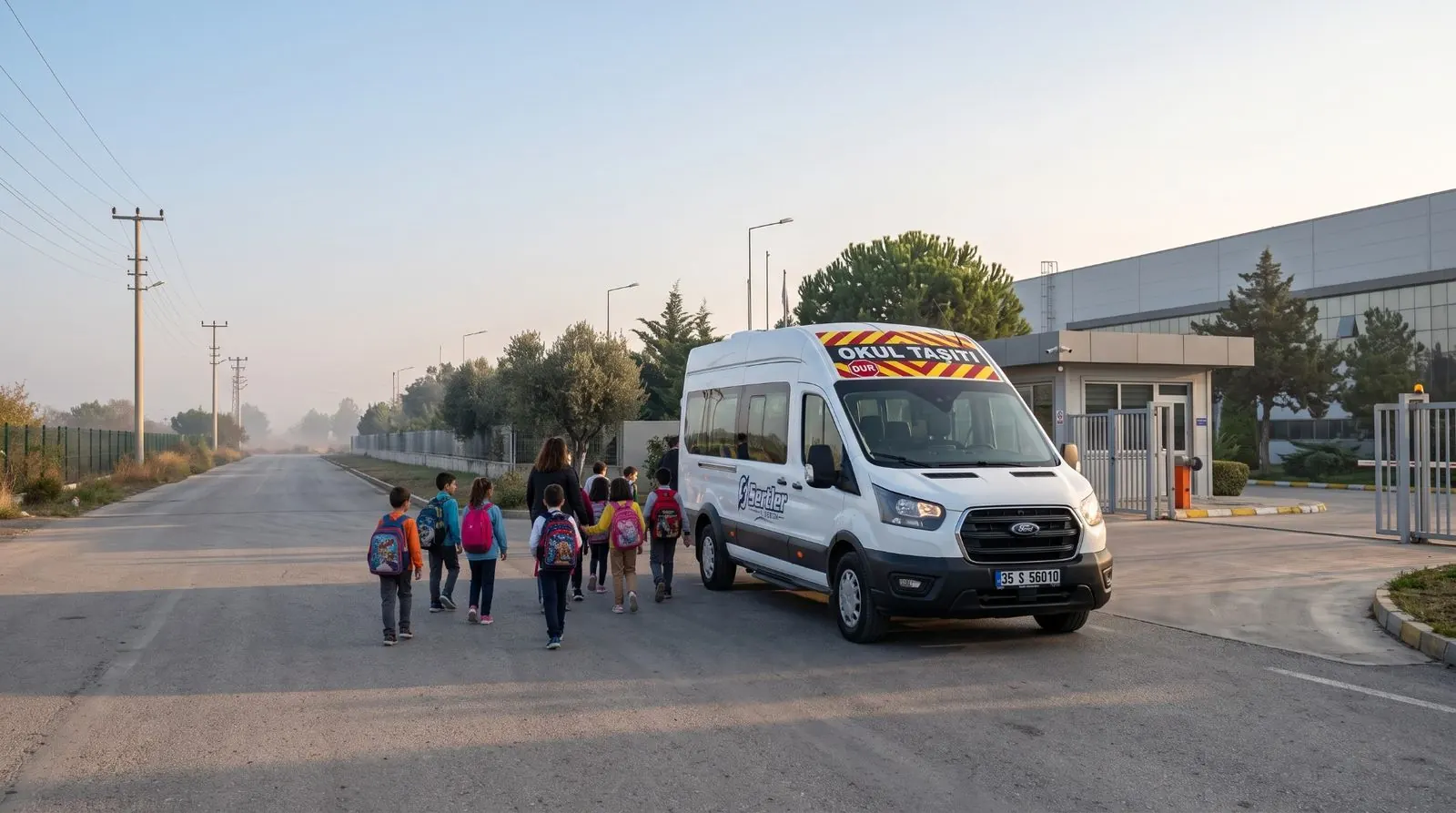 İzmir'de Sertler Turizm öğrenci servisi aracı ve öğrenciler